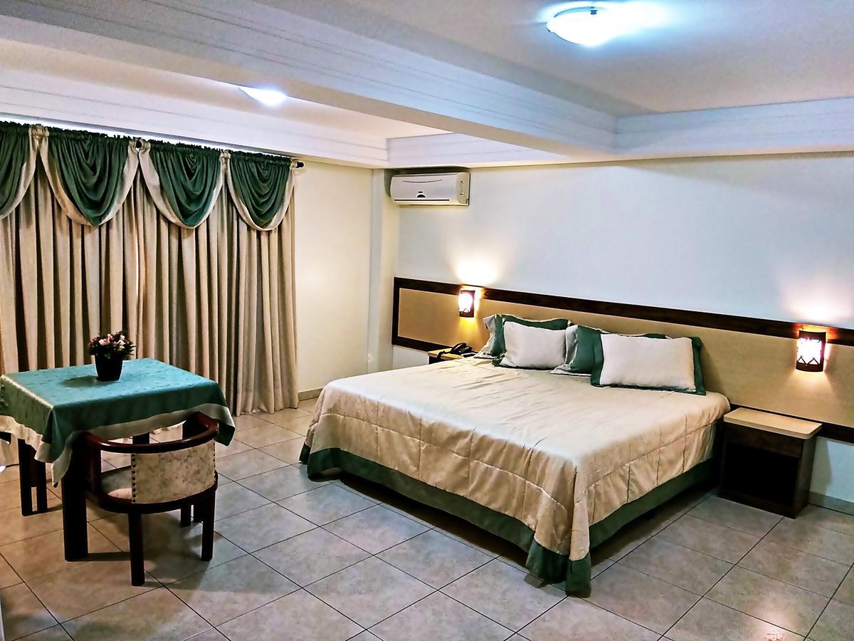 Honeymoon Suite,654020550:JPEG